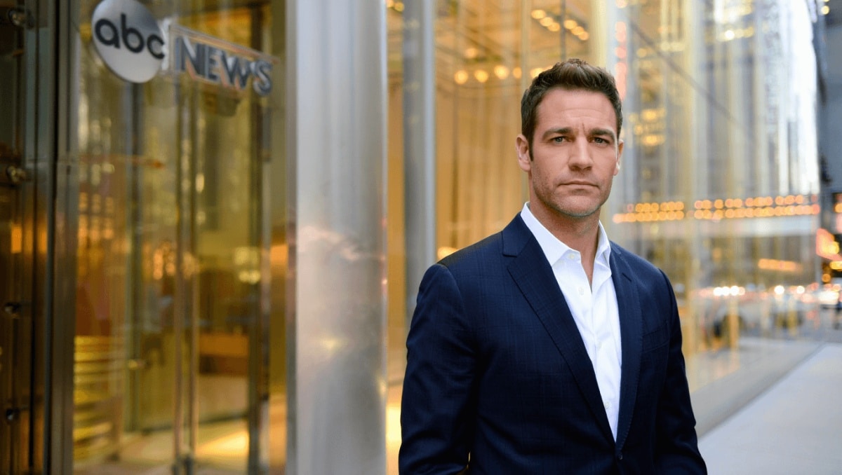 Scott Speedman in RJ Decker
