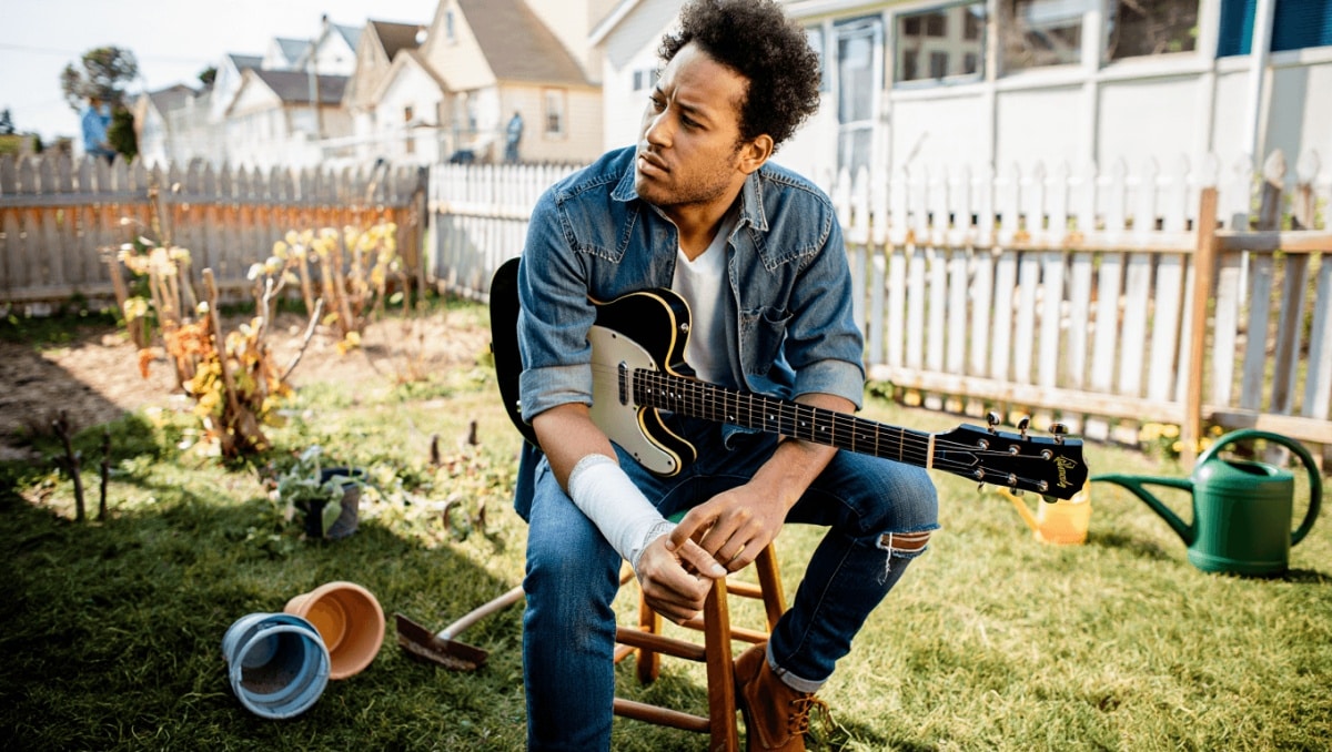 How a Gardening Accident Changed This Indie Icon’s Guitar Technique (And No, This Isn’t a Spinal Tap Reference)