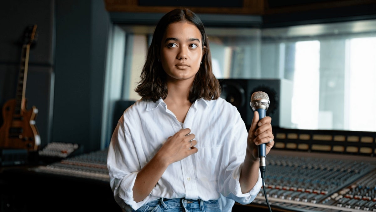 This Indie Pop Star Admits People Calling Her a Nepo Baby Are Actually Right: ‘I Had a Safety Net’