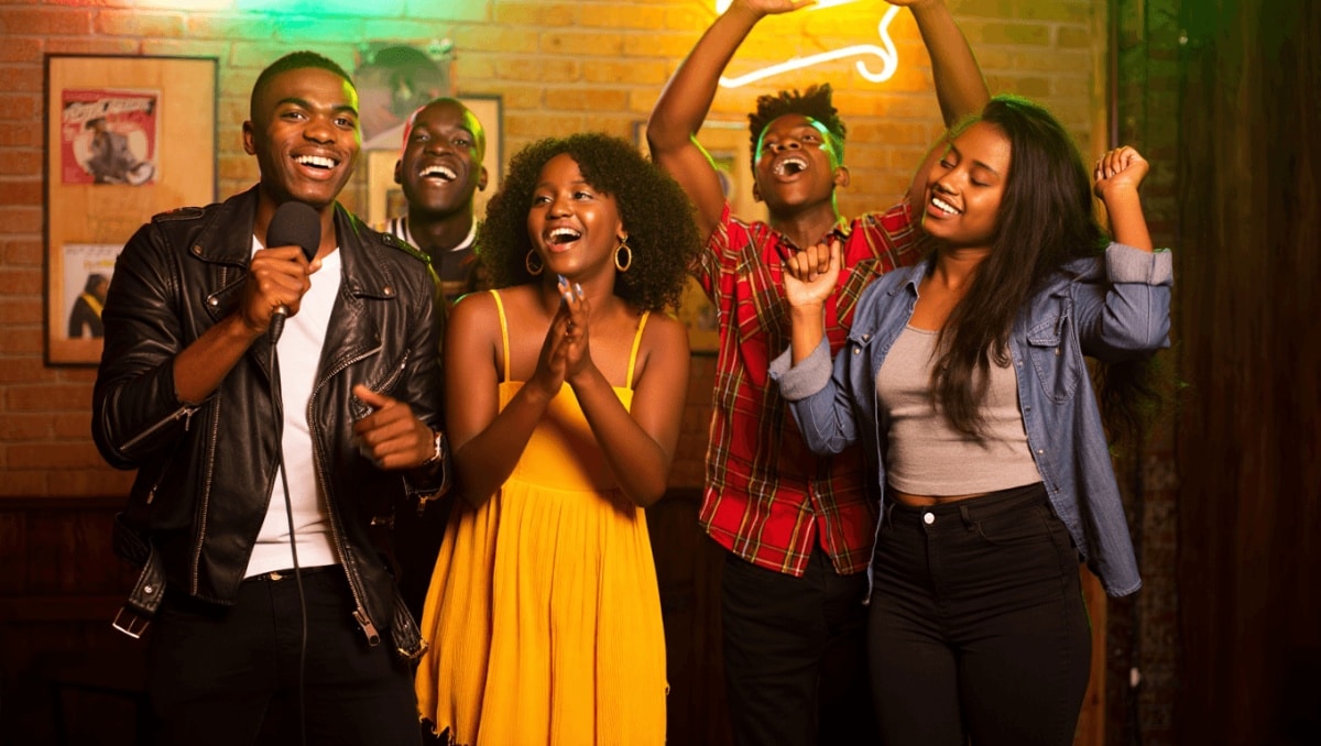 5 R&B Songs From the 90s That Millennials Will Never Stop Playing at Parties, No Matter How Overplayed They Are