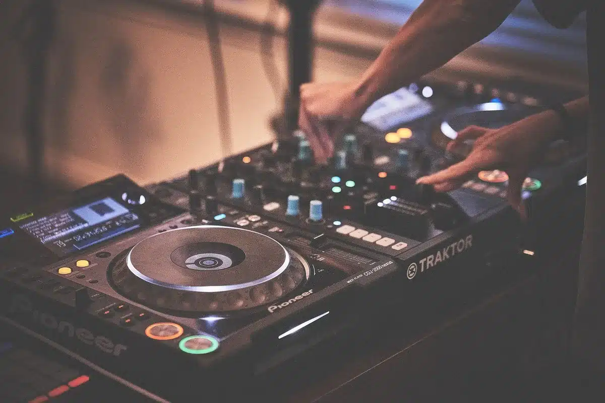 DJ-Ausrüstung in einem dunklen Nachtclub mit Mischpult und Kopfhörern