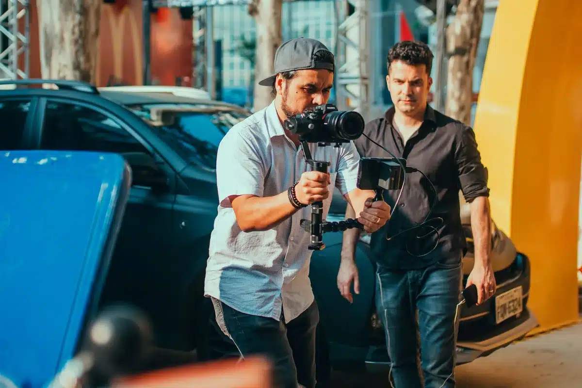 Filmproduktionsteam bei der Arbeit auf einem Filmset mit Kameratechnik und Beleuchtung