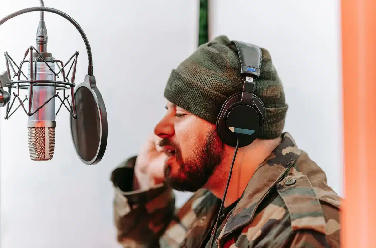 Artista che registra in studio con microfono professionale