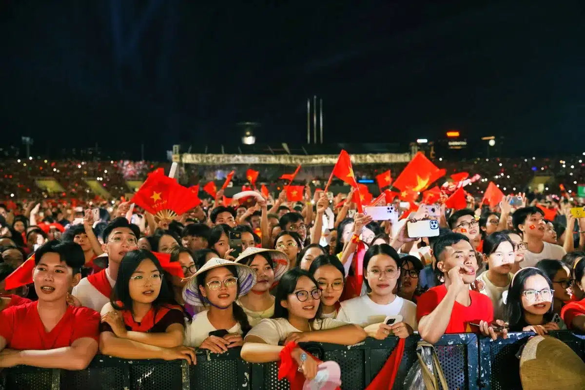Enthusiastisches Publikum im Stadion jubelt und feiert während eines Konzerts
