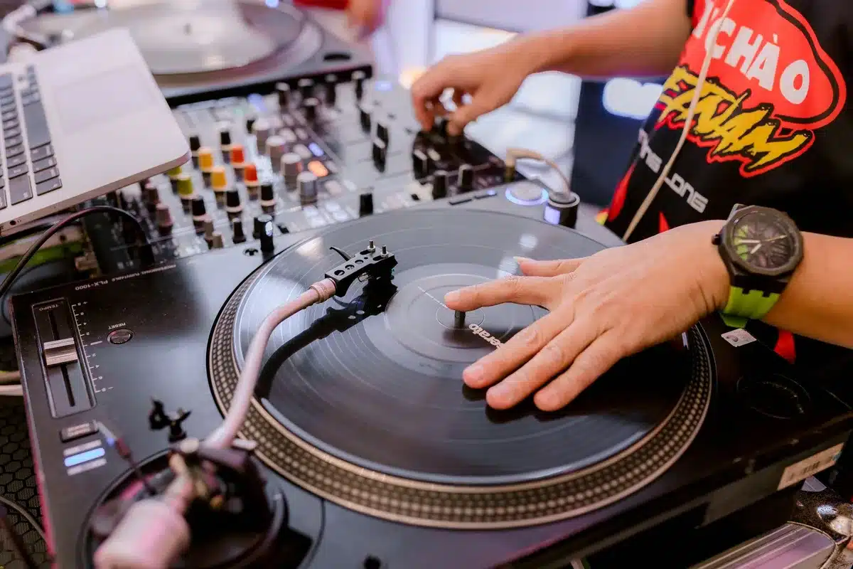 Tocadiscos de vinilo en estudio de hip-hop, símbolo de la tradición musical de la costa oeste