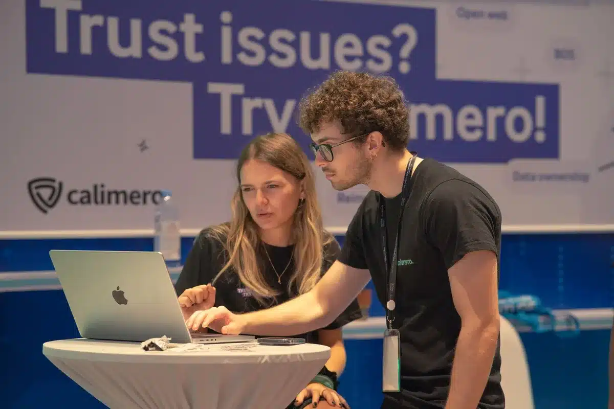 Persone che discutono di tecnologia AI e innovazione durante una conferenza del settore
