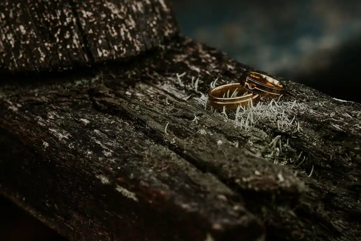 Ein schlanker titaniumfarbener Ring mit goldenem Ton, der wie edles Schmuck wirkt