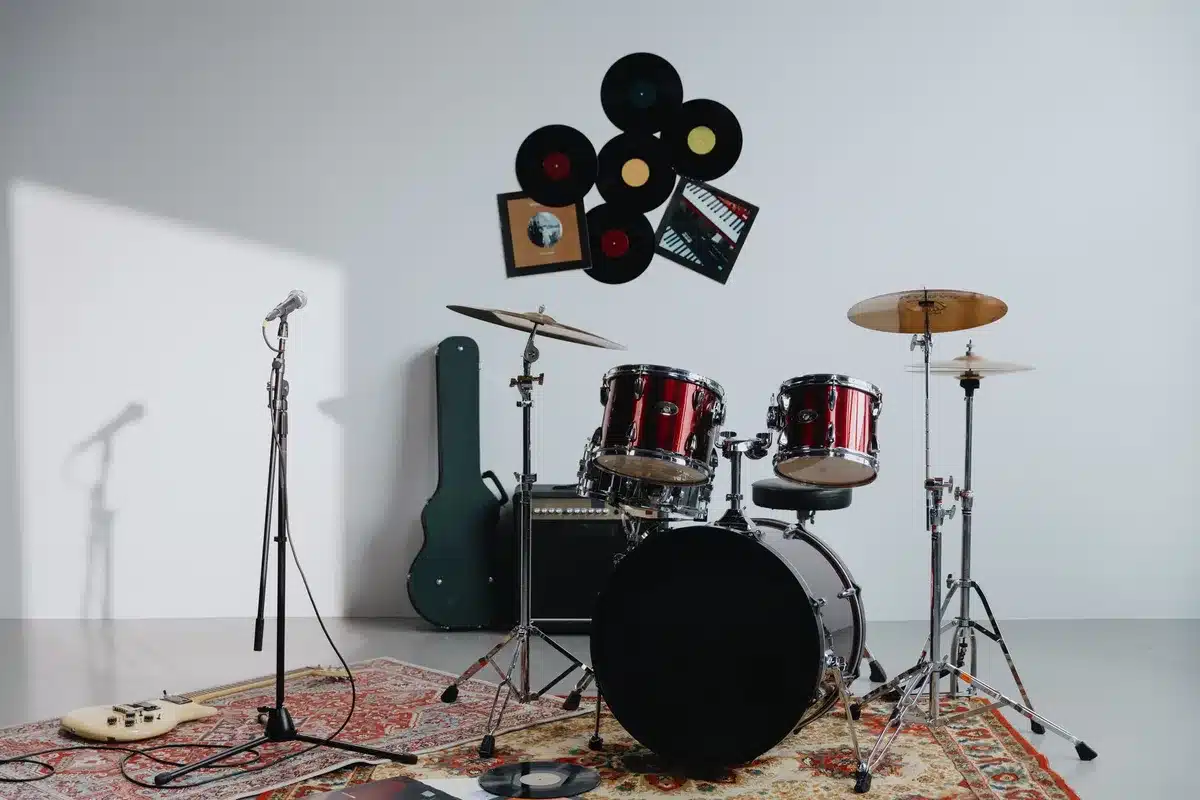 Klassiske platespillere og mikrofon i et studiooppsett