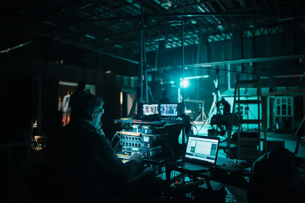 Filmkamera og scenelys i en produksjonsstudio