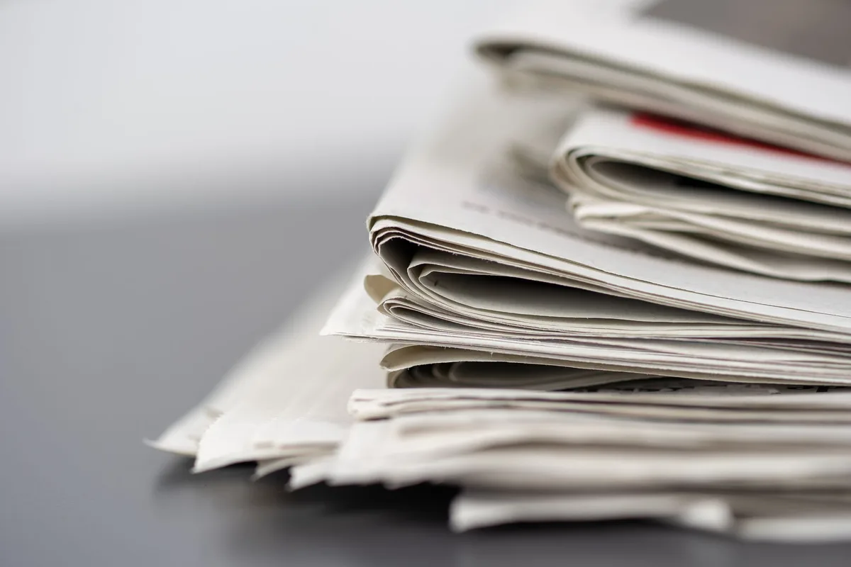 Periodistas en una redacción analizando noticias de última hora y reacciones públicas
