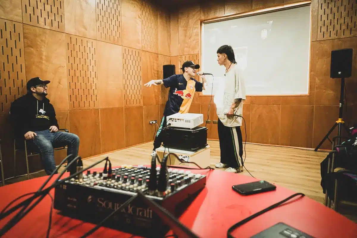 Zwei Künstler arbeiten zusammen an einer Musikproduktion im Studio