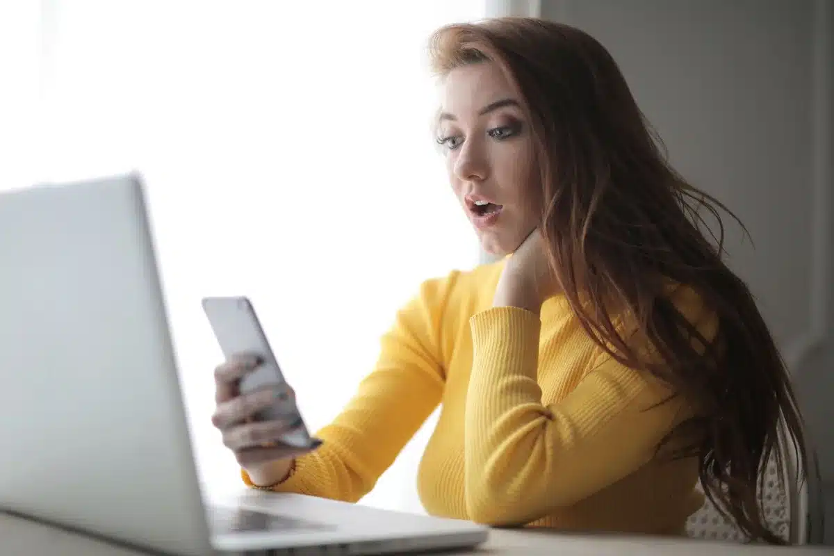 Person scrollt durch Social-Media-Inhalte auf einem Smartphone