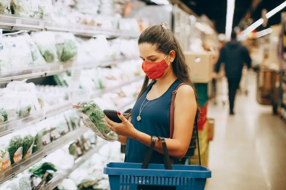 Persona che esamina gli scontrini della spesa, mostrando i prezzi in aumento dei generi alimentari.