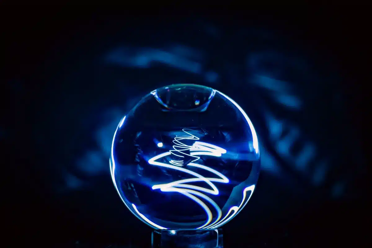 Ein leuchtender, geheimnisvoller Orb, der als Portal zwischen Zeiten dient