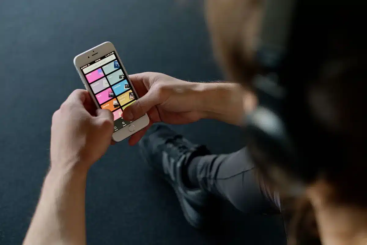 Personalized workout plan displayed on a fitness app with weekly schedule and coaching recommendations