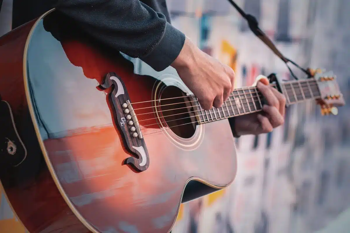Gitarrist spielt melodische Gitarrenlinien während eines Live-Auftritts