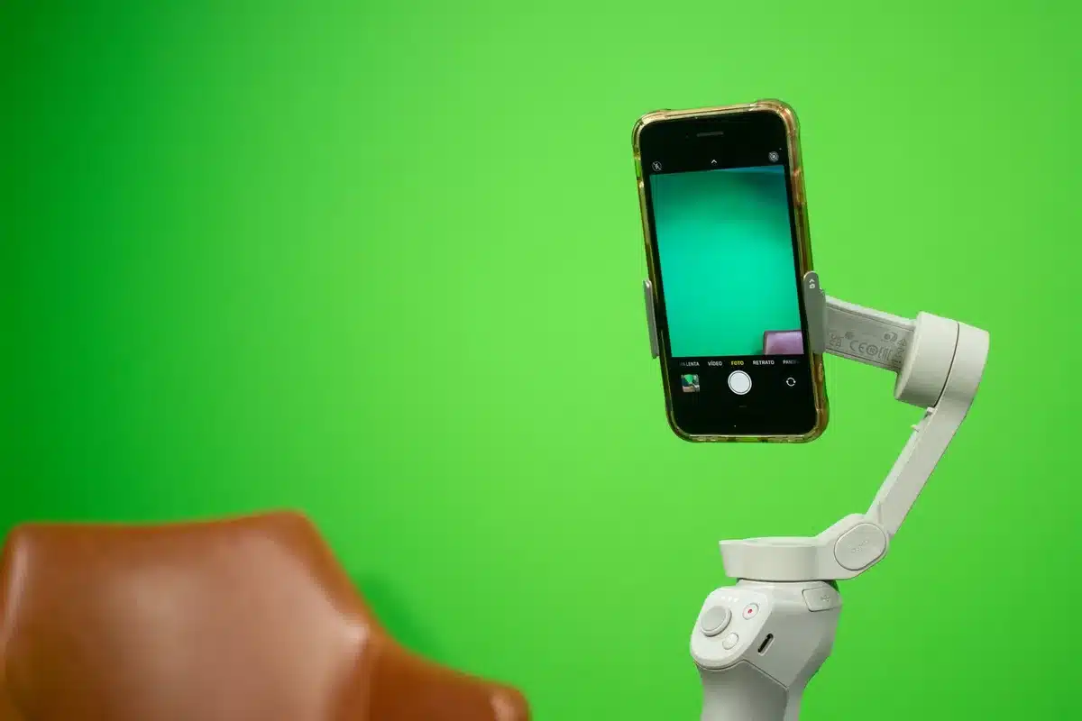 Removable OLED touchscreen clipped to gimbal handle as remote control