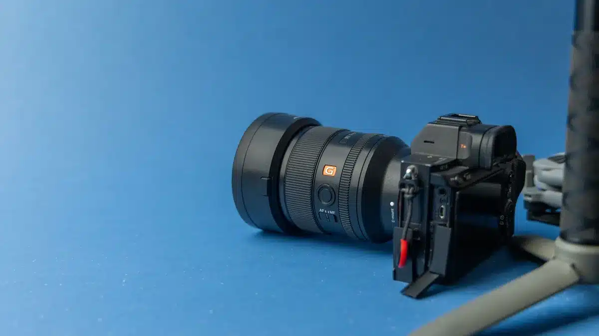 Compact gimbal camera with dual lenses and detachable screen on stabiliser arm
