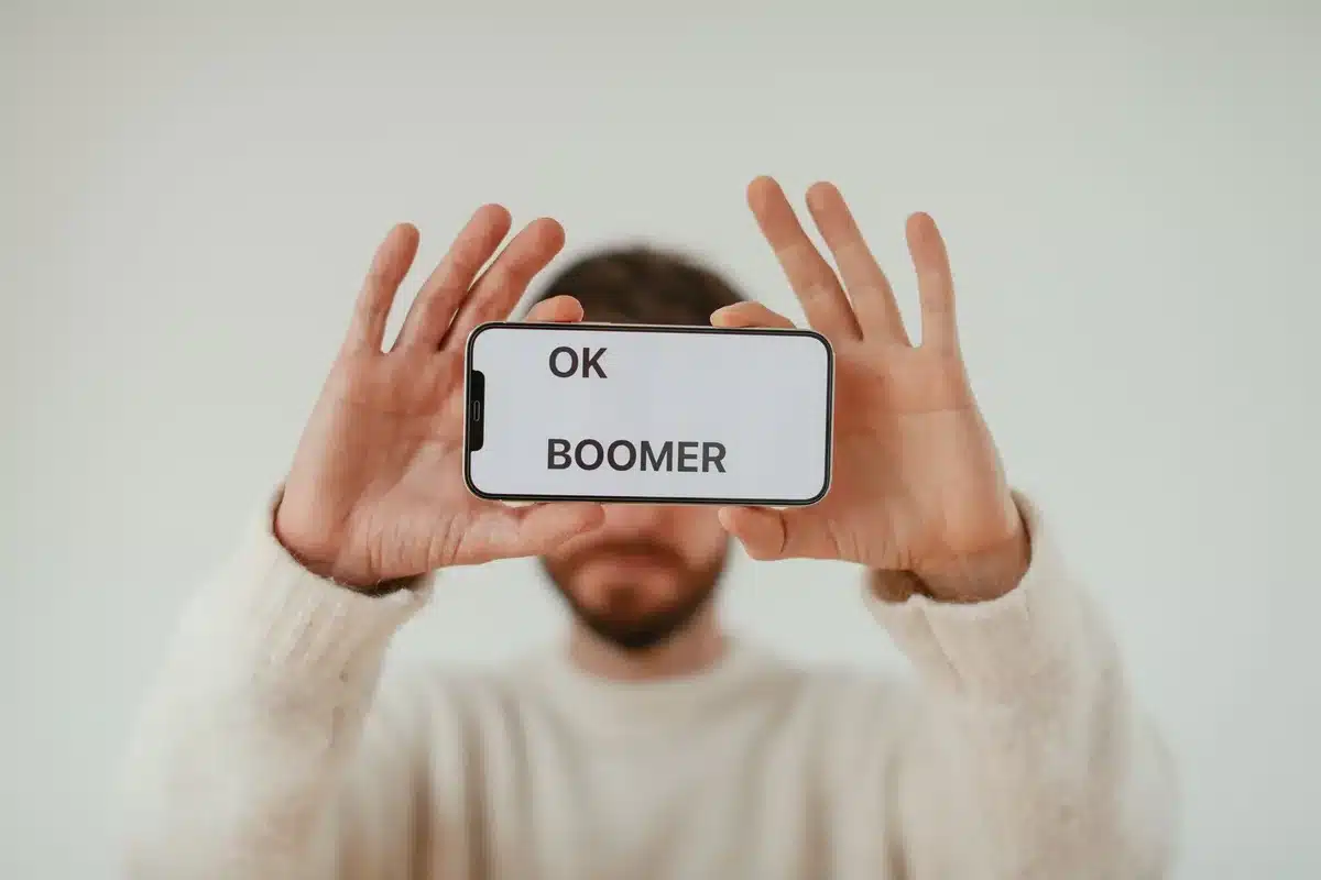 Mehrere Smartphone-Bildschirme zeigen Social-Media-Posts und Meme-Reaktionen