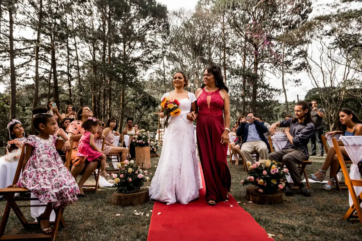 Personas en evento formal con lenguaje corporal tenso y distante