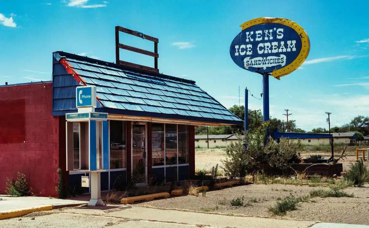 Un diner routier dans une petite ville du Midwest, évoquant l'atmosphère de mystère et de tensions locales