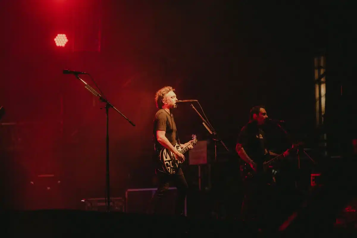 Una band rock si esibisce dal vivo davanti al pubblico