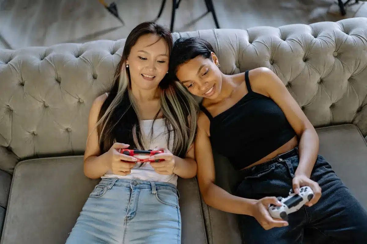 Mehrere Spieler sitzen zusammen und spielen ein Videospiel im Mehrspieler-Modus