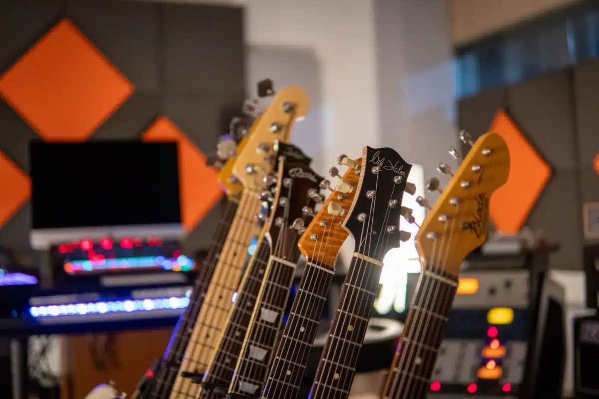 Akustikgitarre in einem Aufnahmestudio mit warmem Licht