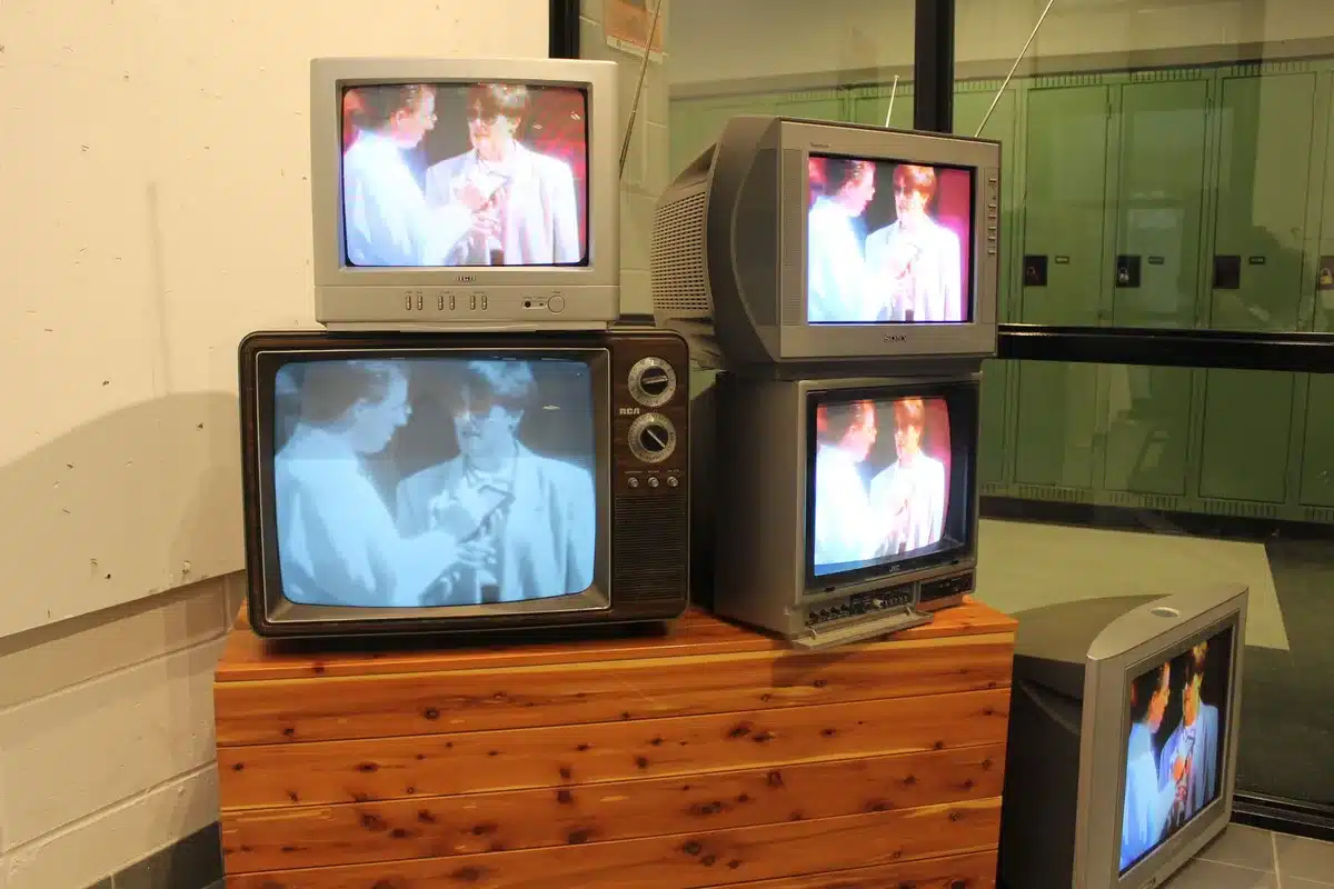 Pantalla de televisión vintage mostrando contenido musical de los años 90, representando la difusión masiva en MTV.