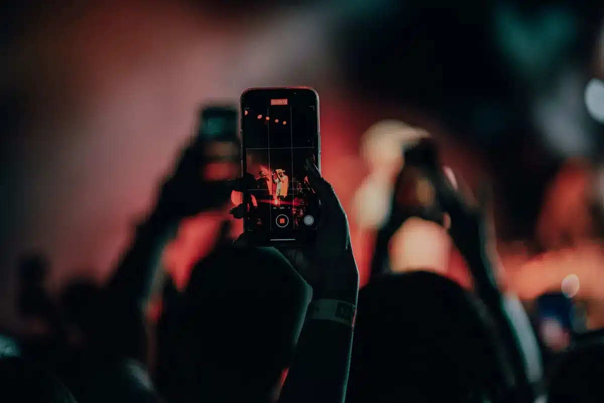 Fans holding up phones and recording the surprise duet performance at the concert