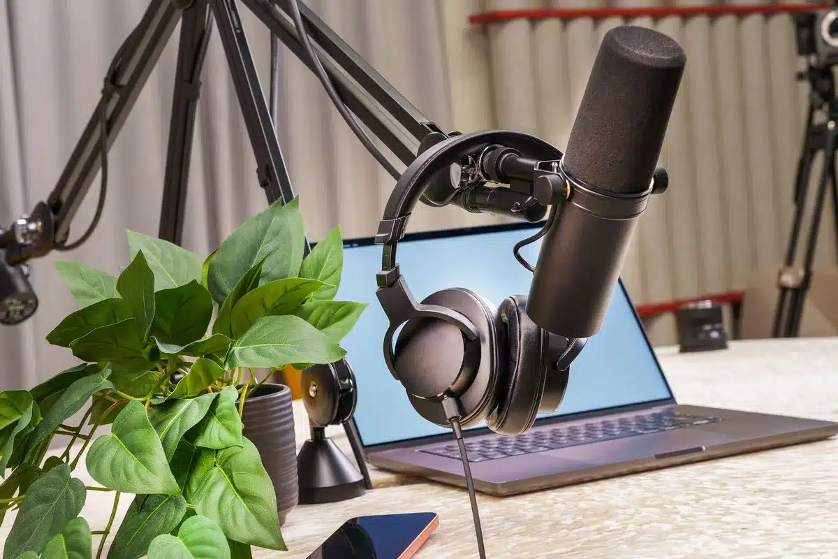 Ein modernes Podcast-Studio mit Mikrofonen und Beleuchtung, symbolisierend die digitalen Interview-Plattformen, die Hip-