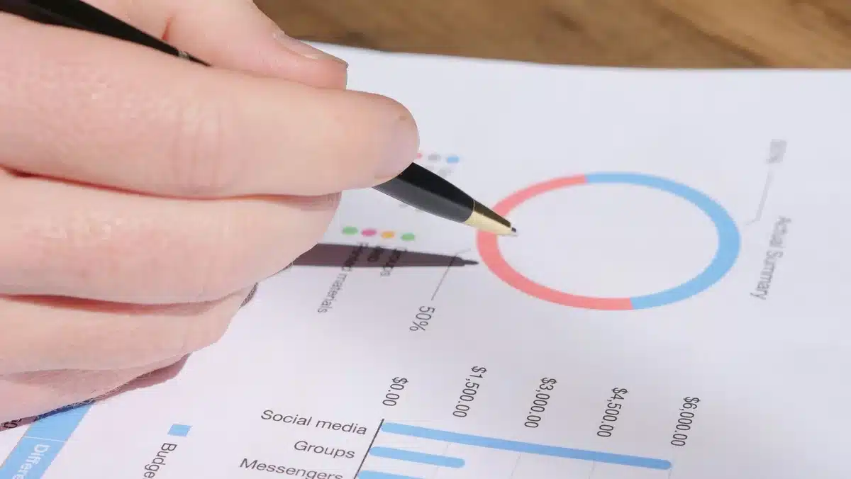 Grafische Darstellung von Engagement-Metriken und Algorithmus-Symbolen auf einem Bildschirm.