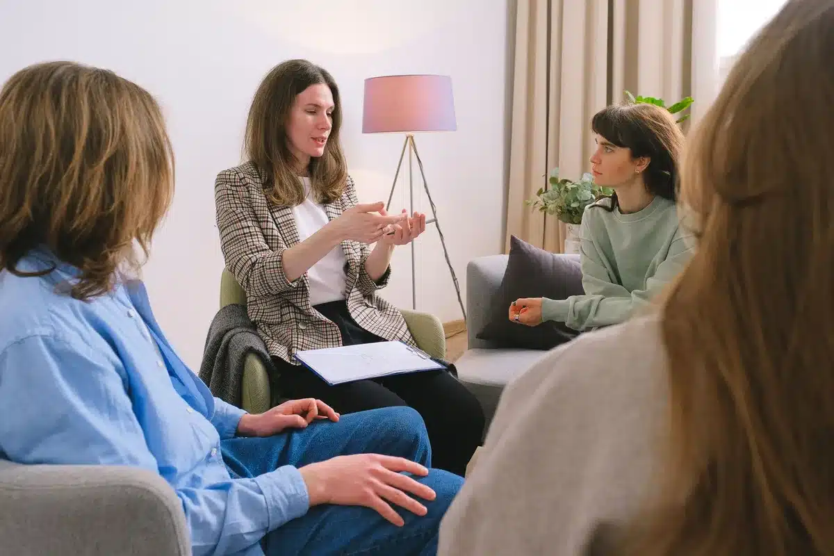 Un groupe de personnes en cercle lors d'une séance de soutien thérapeutique ou de partage d'expériences