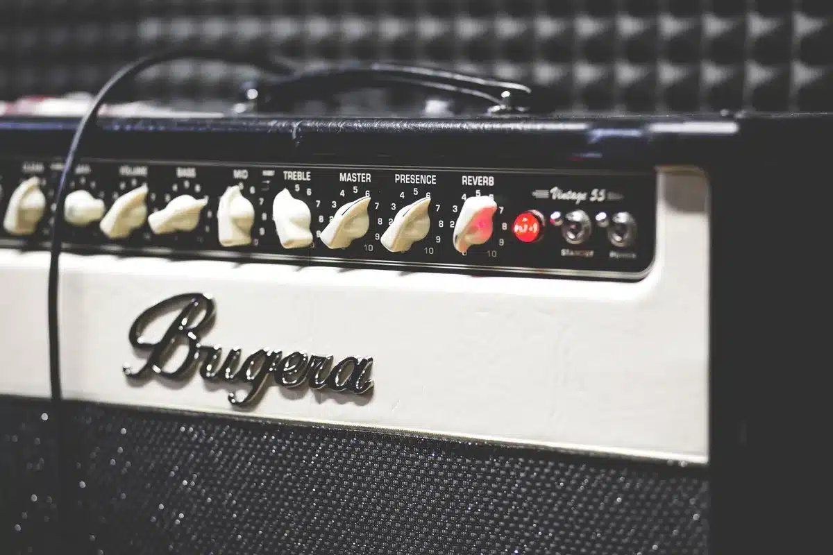Vintage guitar amplifier with reverb pedals and layered effects setup