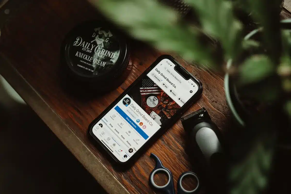 Telefono e contenuti social di band su schermo
