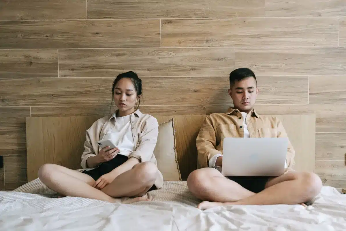 Persone che discutono e si confrontano in una comunità online