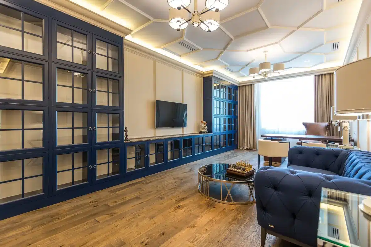 Elegante sala de estar con muebles de diseño y vista de la ciudad al atardecer