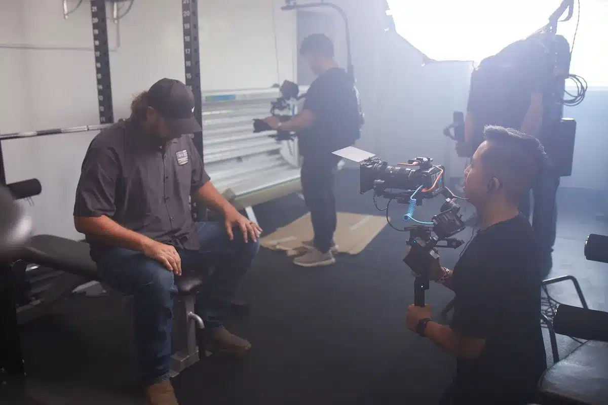 Equipo de producción preparando escenas en ubicación de Los Ángeles.