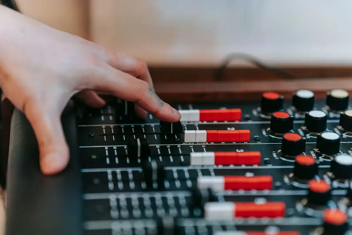 Estudio de producción musical moderno con equipos de grabación y tecnología