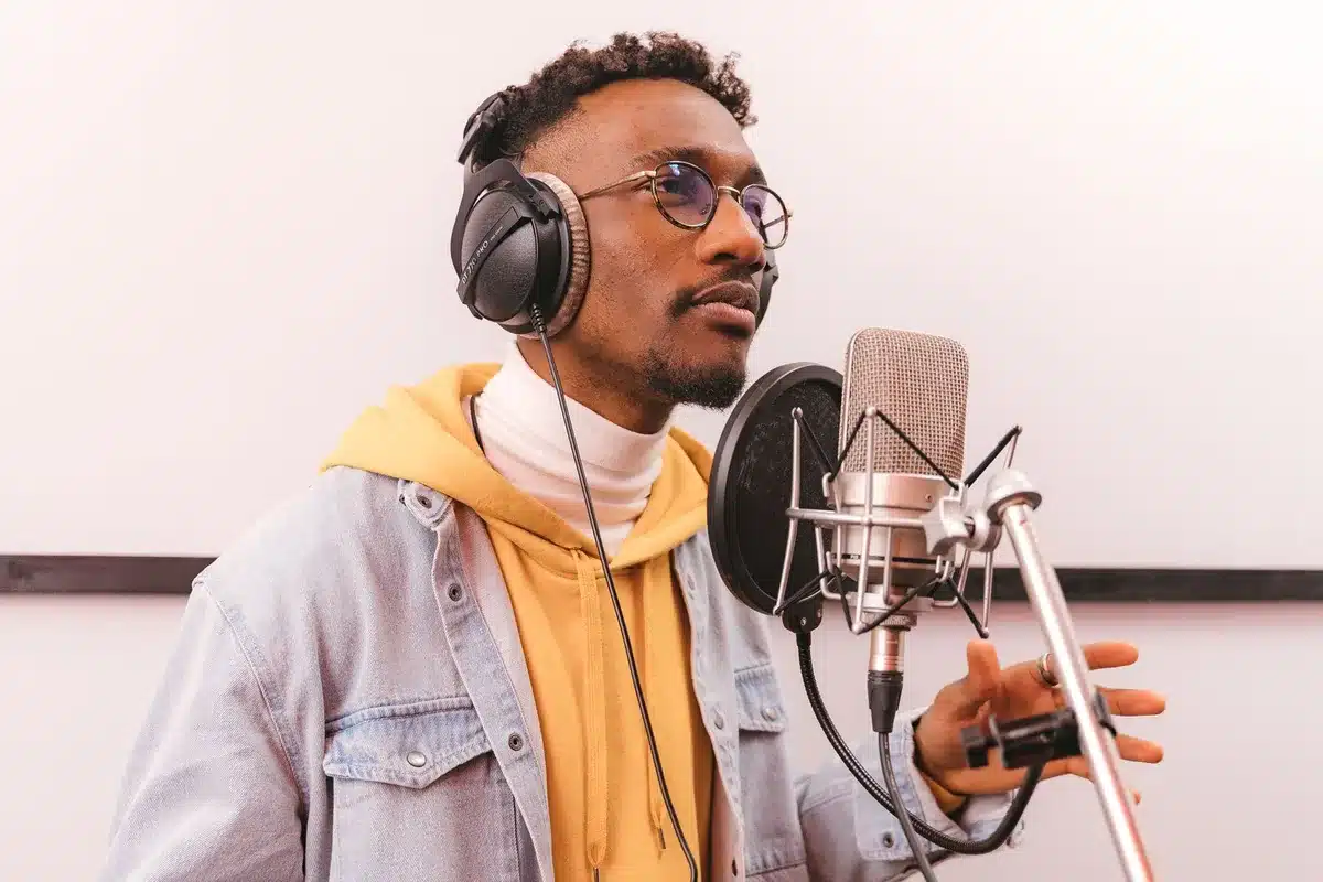 R&B sänger bei der Aufnahme im Studio mit Kopfhörern