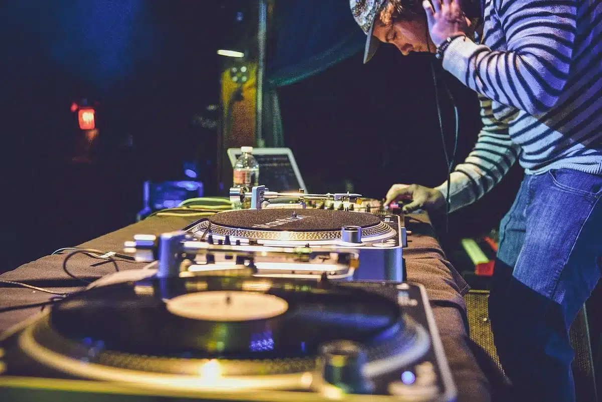 DJ tocando un tocadiscos con técnicas de scratching en vinilo