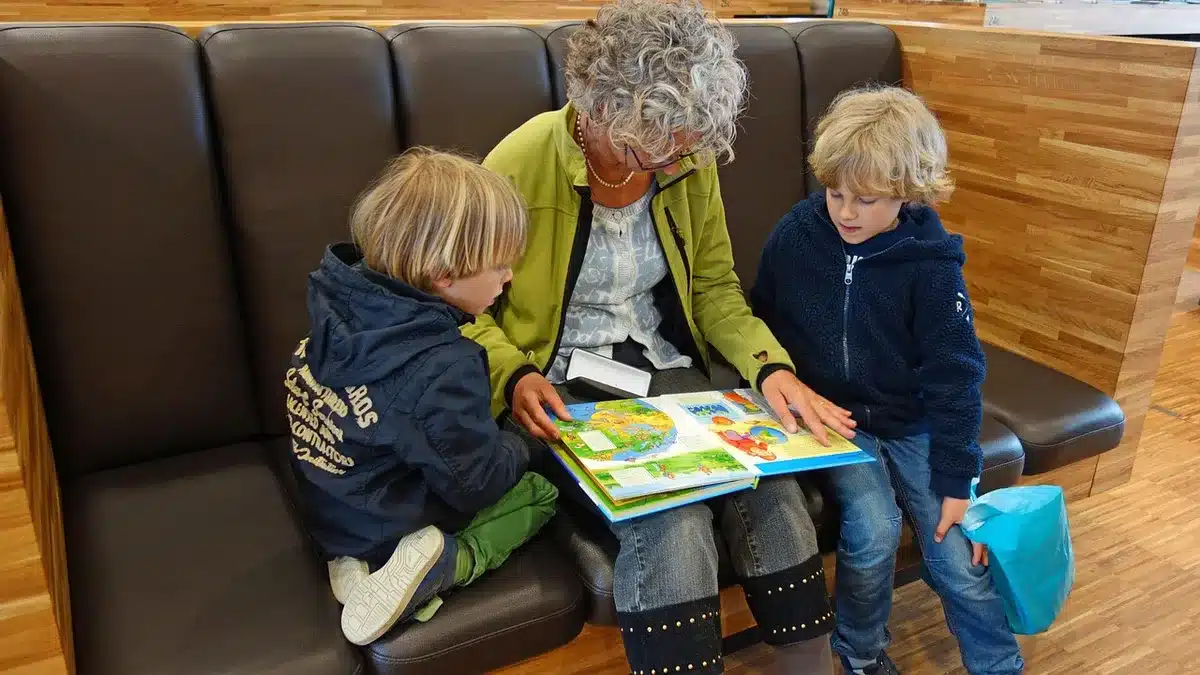 Kinderen lezen boeken in een bibliotheek of schoolomgeving