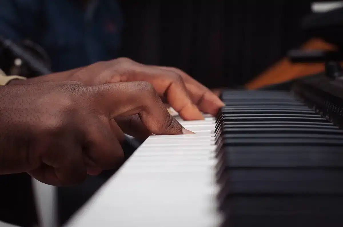 Looping piano riff displayed on a laptop with a MIDI keyboard nearby