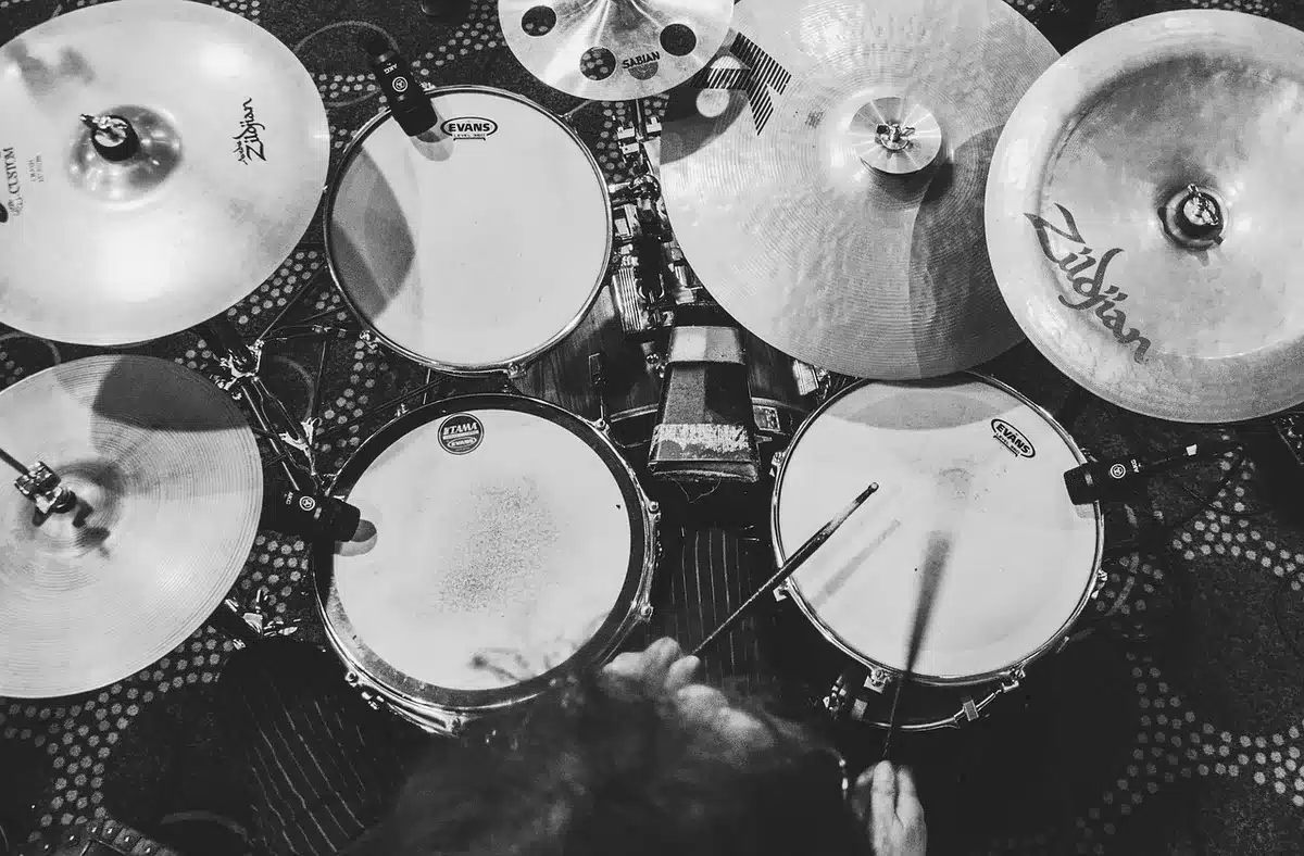 Baterista practicando en un estudio, concentrado en su instrumento