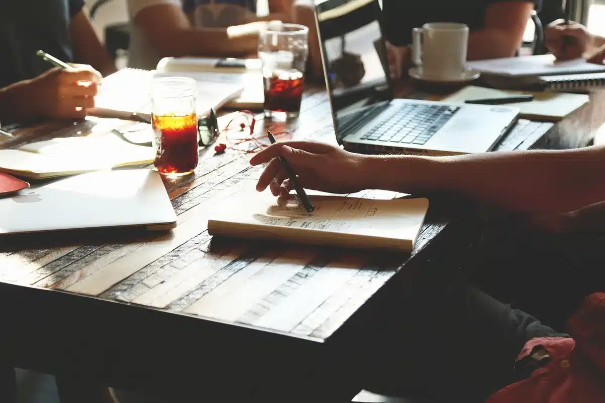 Personas en una reunión de negocios discutiendo asociaciones corporativas