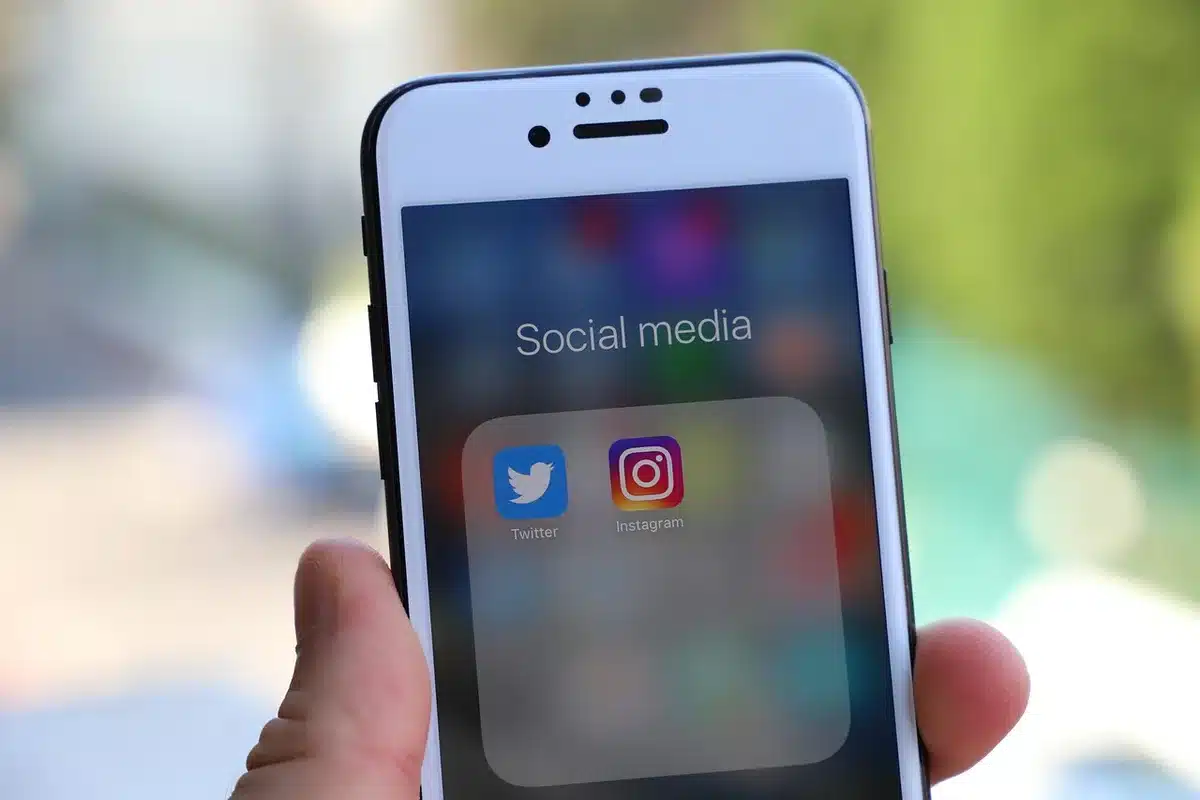 Smartphone screen with viral notifications and social media icons