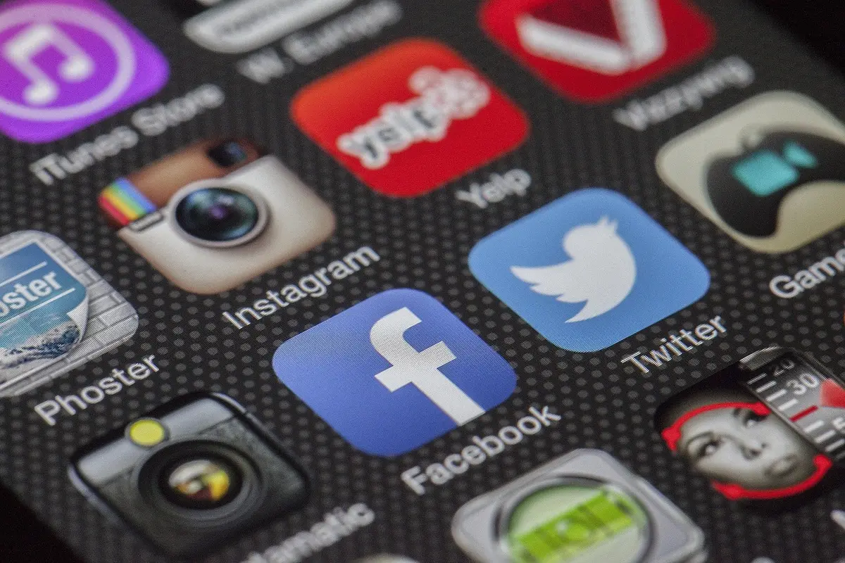 Téléphone affichant une image en noir et blanc aux couleurs d'un post viral