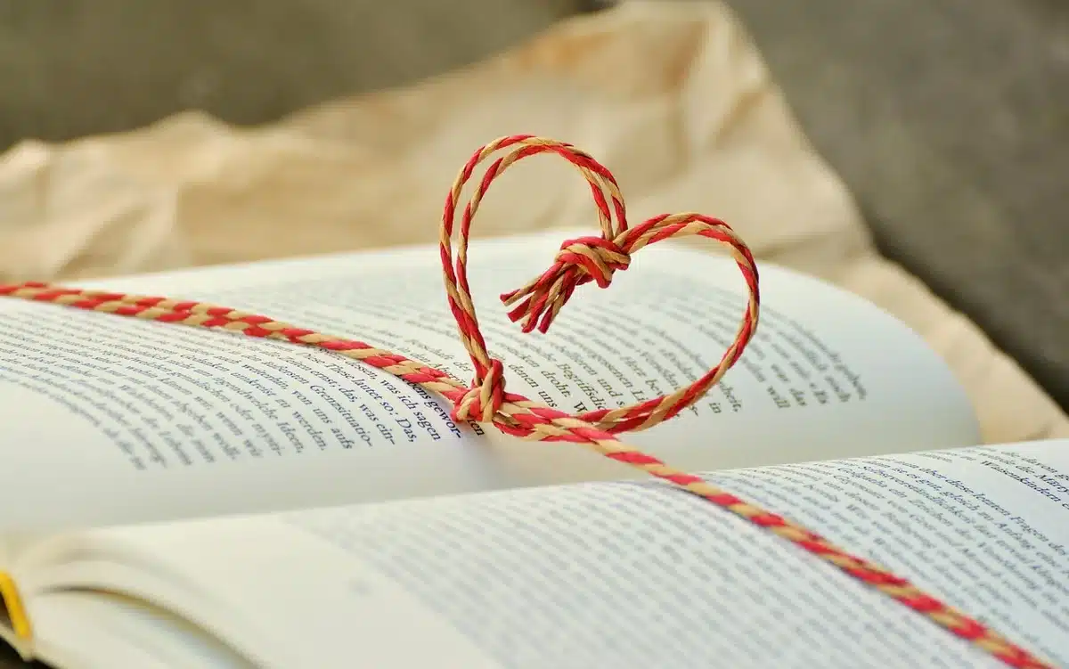 Mains parcourant des archives et des livres sur une table