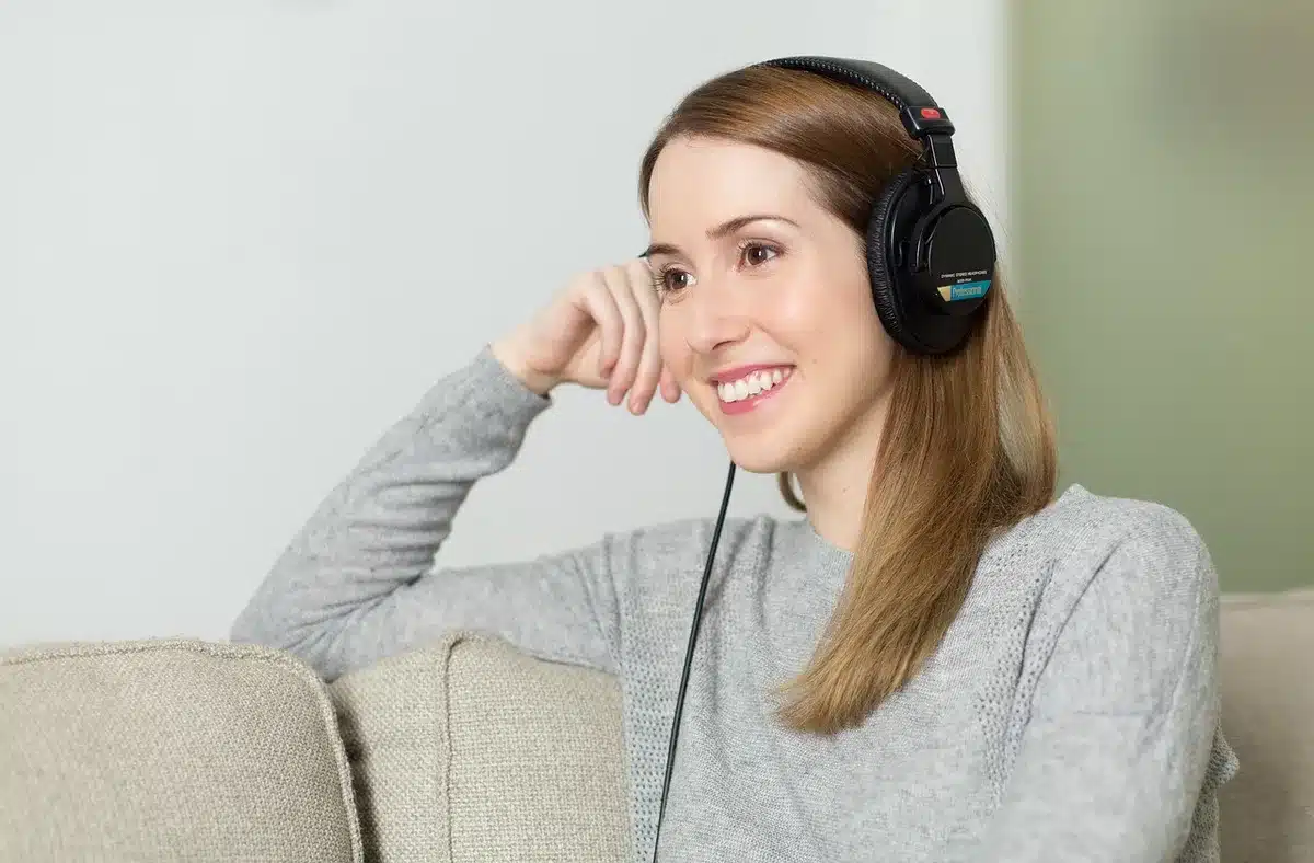 Illustration of brain neural pathways lighting up during music listening