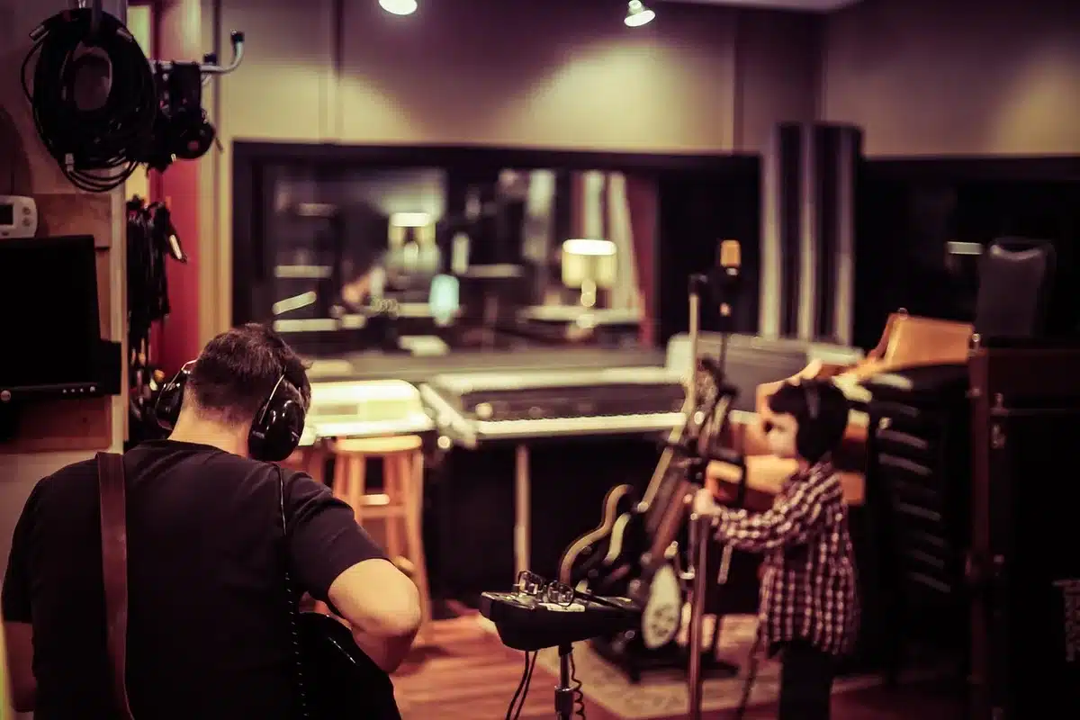 Gitarrist arbeitet mit Effektpedalen und Mischpult im Studio